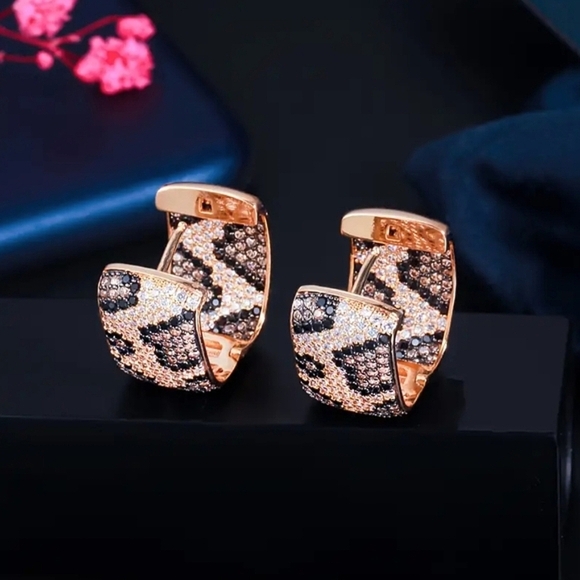 Leopard "In/Out" Rectangular Hoop Earrings - Picture 4 of 8